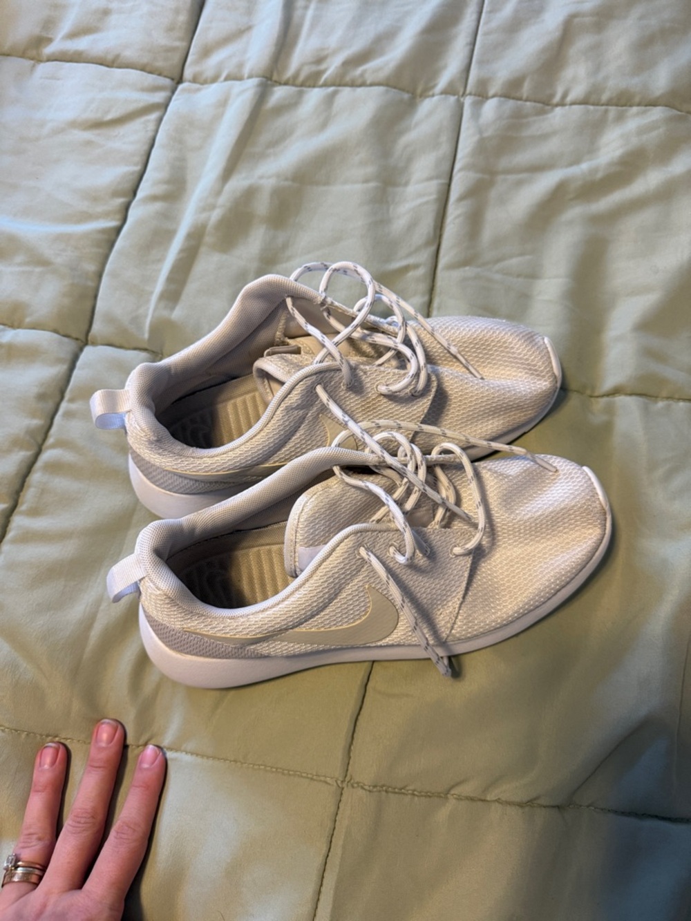 Nike Women's roshe WHITE Lightweight Mesh Sneakers